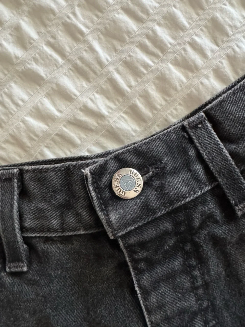 (sold) Vintage Guess denim shorts - Picture 5 of 7